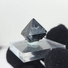 Load image into Gallery viewer, Rainbow Magnetite. 8g

