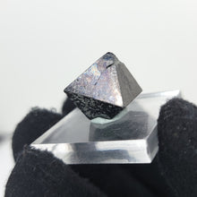 Load image into Gallery viewer, Rainbow Magnetite. 10g
